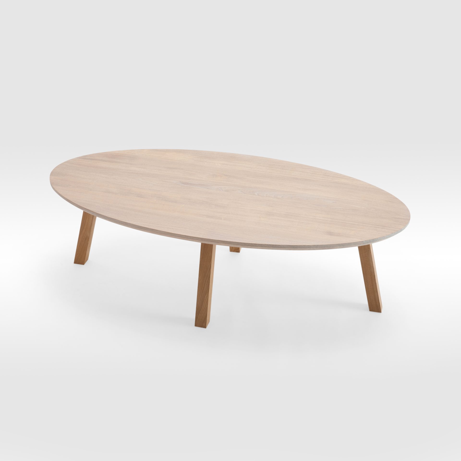 Ovalus kavos staliukas su medinėmis kojomis