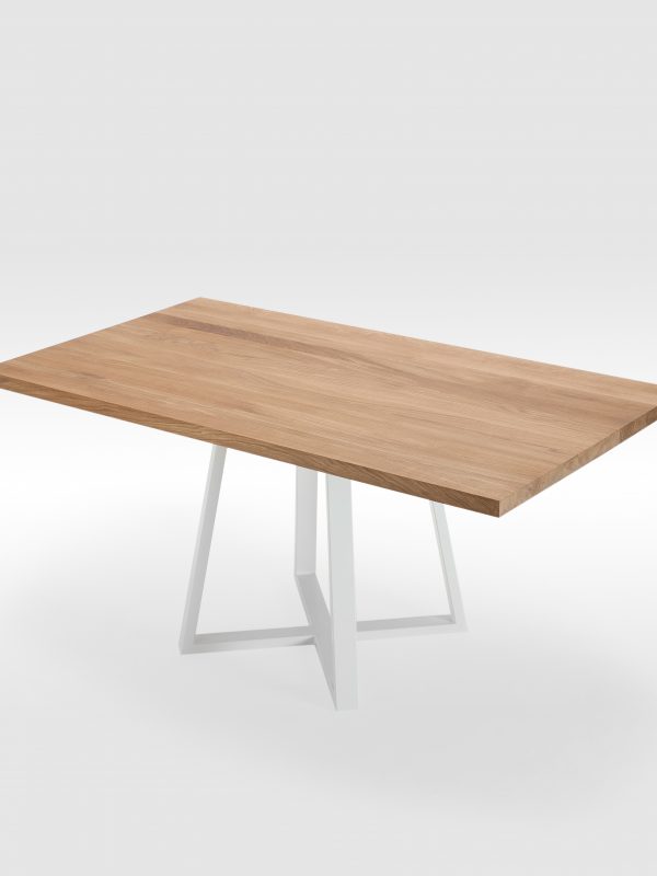 Valgomojo stalas su išskirtinio dizaino kojomis